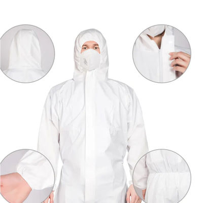 Un buen precio. El traje protector disponible microporoso del cuerpo del polipropileno de la bata 60GSM salpica resistente en línea